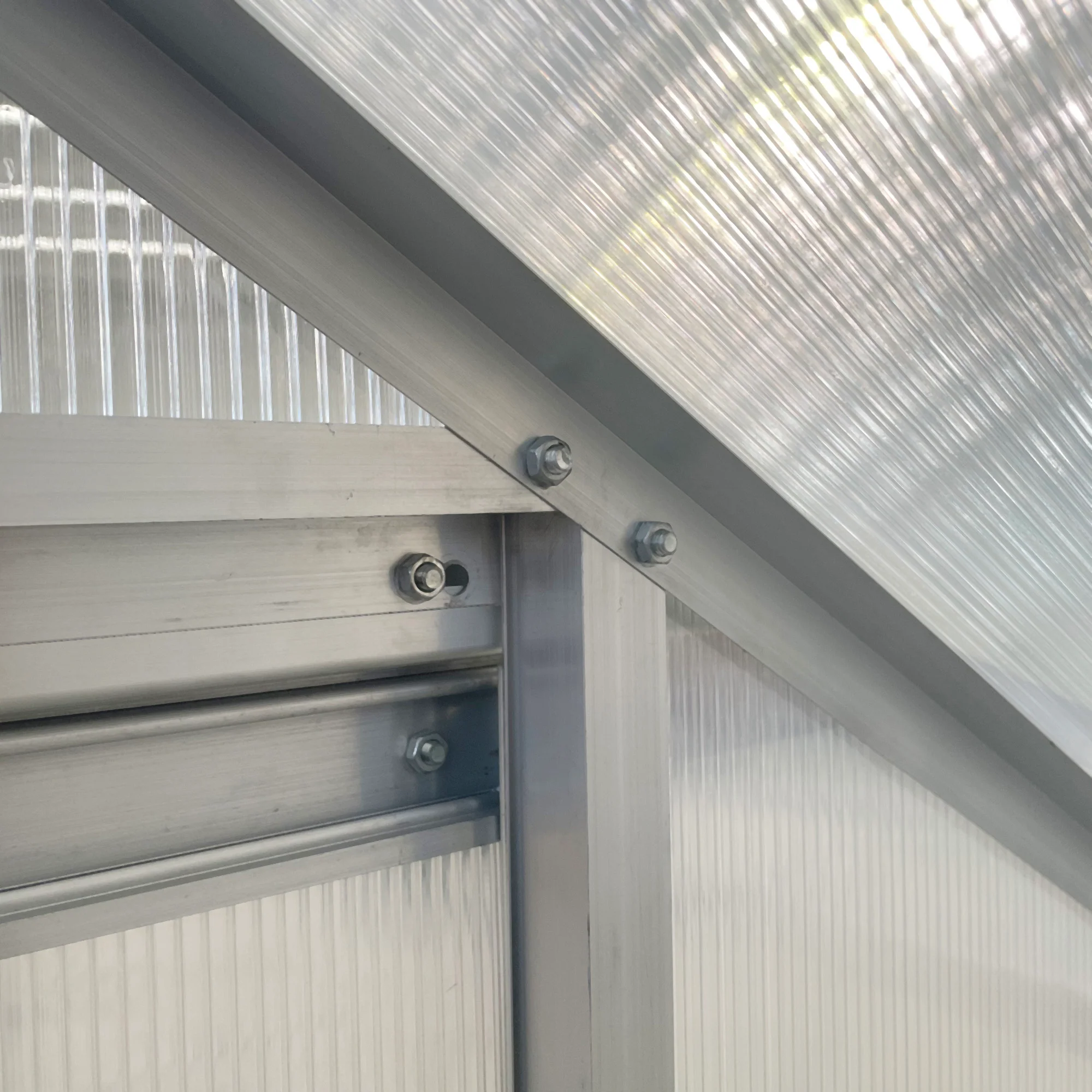 6 x 4ft Lean to Wall Polycarbonate Greenhouse with Adjustable Roof Vent & Sliding Door, Clear - Image 10